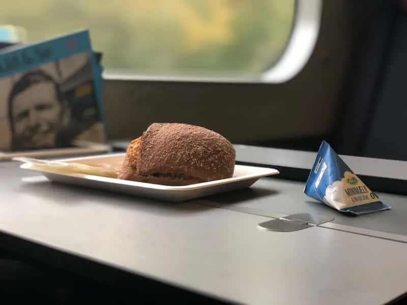 7. Eating Strong-Smelling Food in a Closed Carriage (Image Credits: Unsplash)