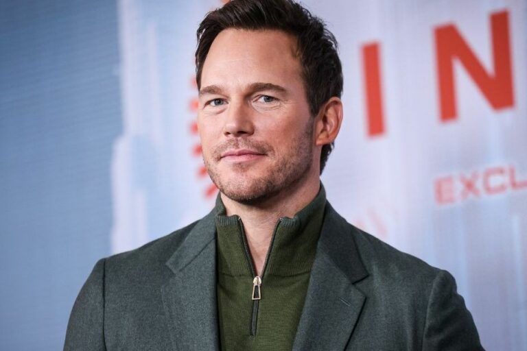 Chris-Pratt-dark-coat.jpg