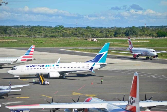 Planes-on-ramp-at-Liberia-Guanacaste-airport-LIR.jpg