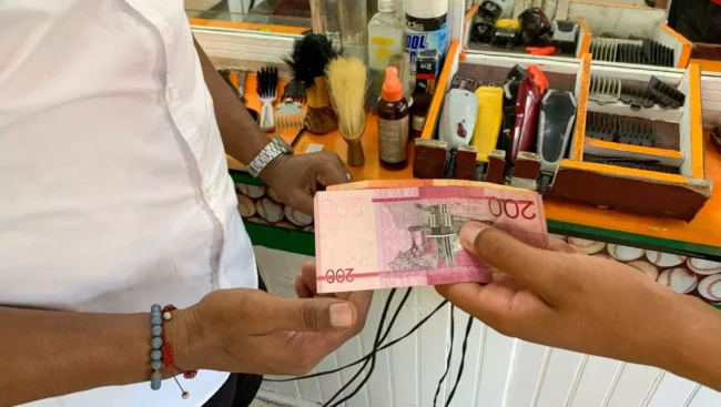 dominican-pesos-barbershop-carlos-karlos.webp