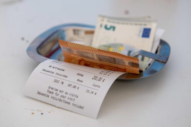 0_Restaurant-receipt-in-a-small-tray-with-euros.jpg