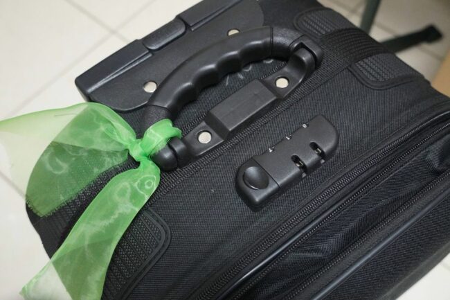 1_black-luggage-suitcase-baggage-tie-a-green-cloth.jpg