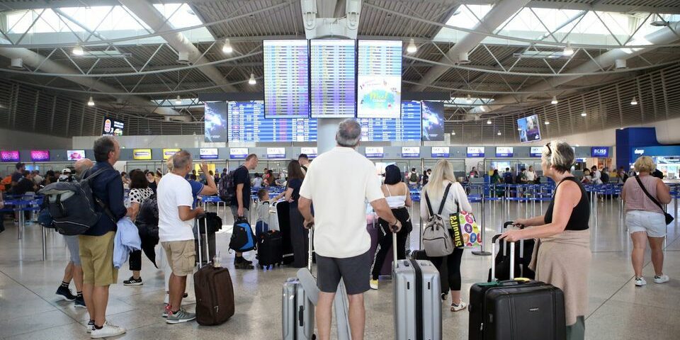 Athens-airport-tourists-passengers-aviation-intime-scaled-1-960×600.jpg
