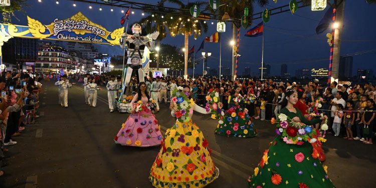 Cambodians-tourists-enjoy-Khmer-New-Year-parade-at-Phnom-Penhs-Walk-Street.jpg