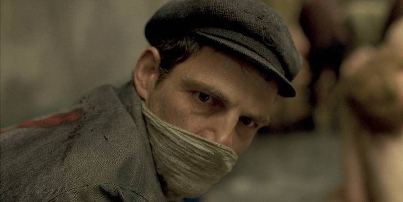 Géza Röhrig with a rag covering his mouth in Son of Saul