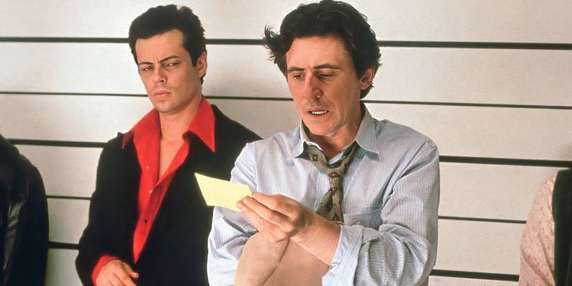 Gabriel Byrne reading from a paper in a line up in The Usual Suspects